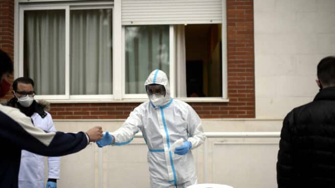 Alumnos de un colegio de Barajas se prestan para un estudio sobre el COVID Un sanitario realiza tests a alumnos del Colegio Internacional Alameda de Osuna.