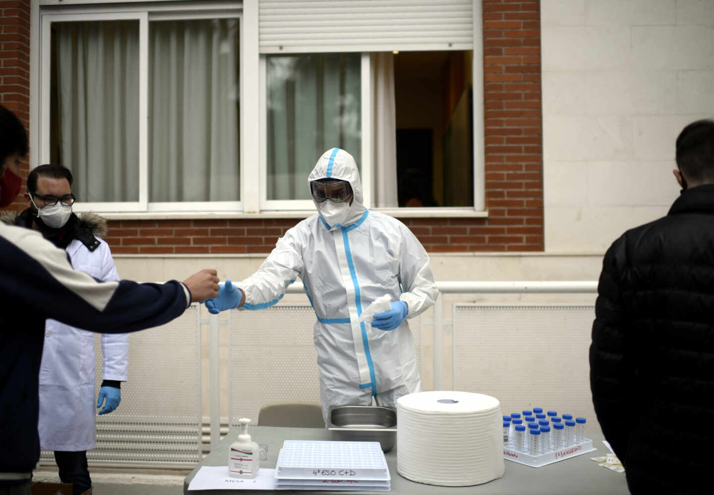 Un sanitario realiza tests a alumnos del Colegio Internacional Alameda de Osuna.