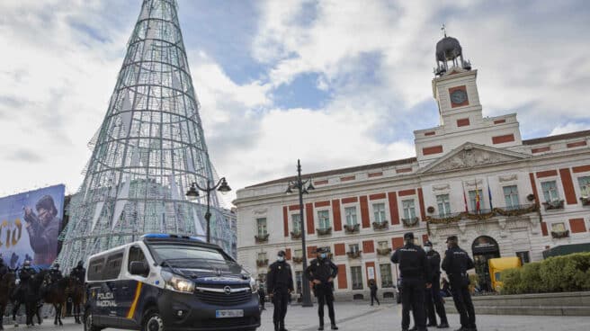 Agentes de la Policía Nacional, en el 'Operativo Navidad' en la Puerta del Sol.
