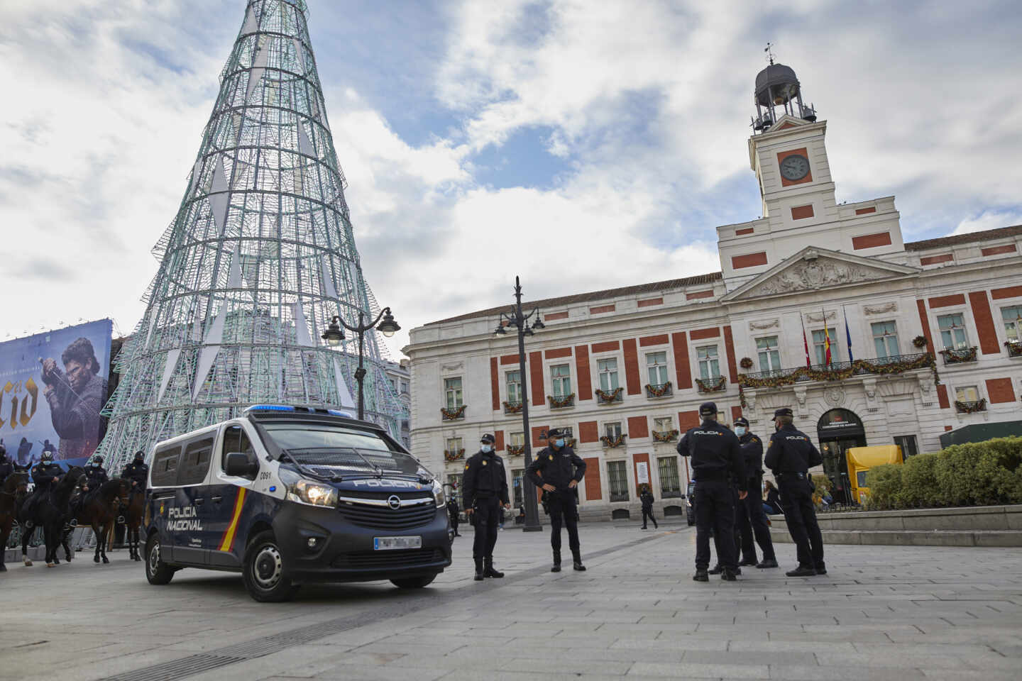 Agentes de la Policía Nacional, en el 'Operativo Navidad' en la Puerta del Sol.