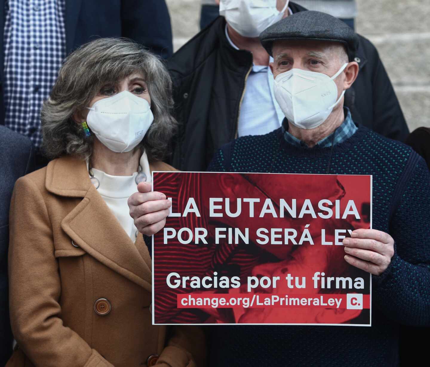 María Luisa Carcedo y Ángel Hernández tras aprobarse la Ley de Eutanasia.