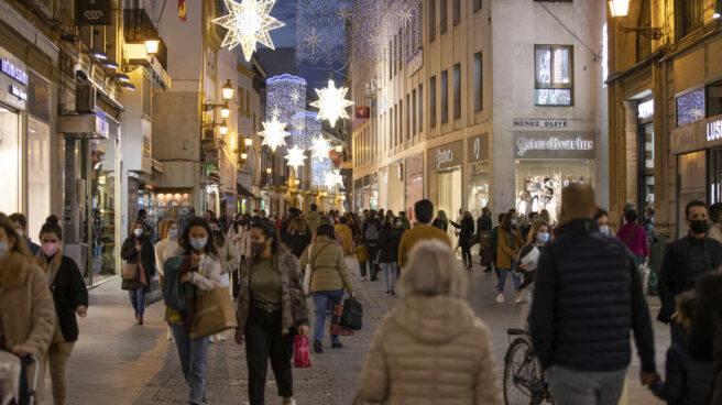 Ambiente de compras navideñas en el centro de Sevilla.