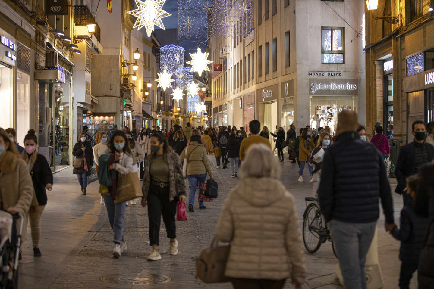Ambiente de compras navideñas en el centro de Sevilla.