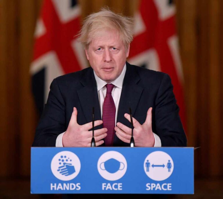 Boris Johnson cierra Londres y otras zonas por el impacto de una nueva cepa del Covid