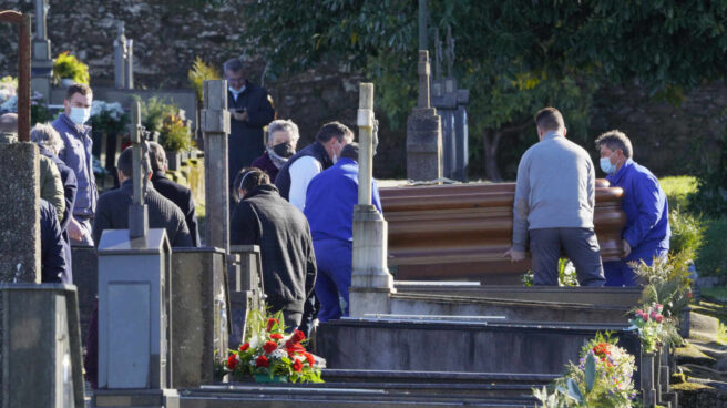 Entierro de Rosario Oporto, la madre de Asunta Basterra en el cementerio de Boisaca, en Santiago de Compostela, Galicia (España), este sábado.