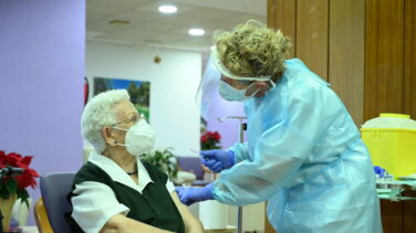 Cómo funcionan las vacunas de ARNm y en qué se diferencian de las de adenovirus