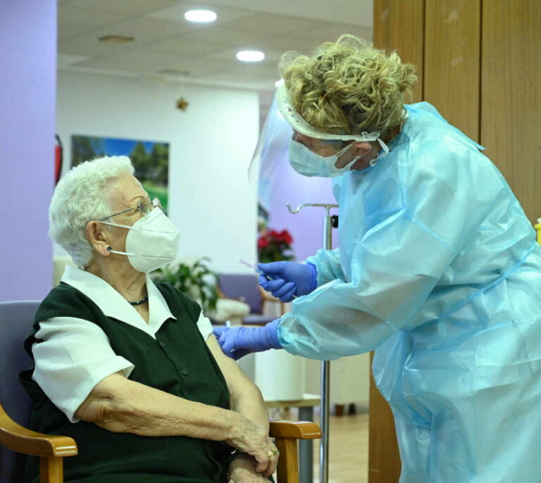 Cómo funcionan las vacunas de ARNm y en qué se diferencian de las de adenovirus