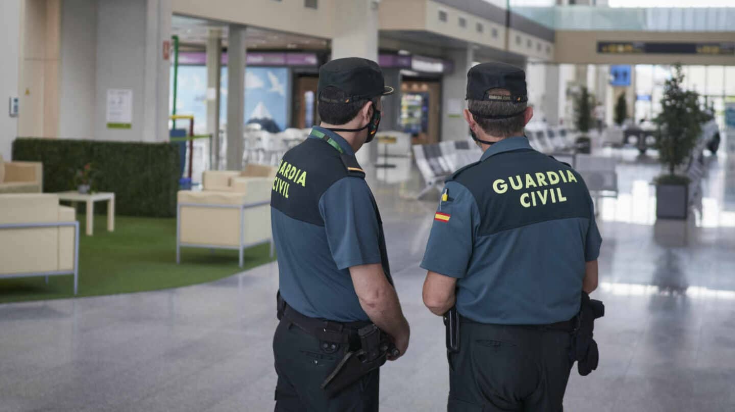 Una pareja de guardias civiles, en el aeropuerto de Noain-Pamplona.