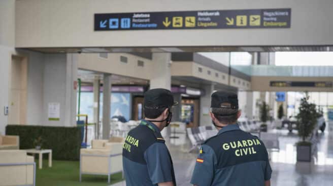 Una pareja de guardias civiles, en el aeropuerto de Noain-Pamplona.