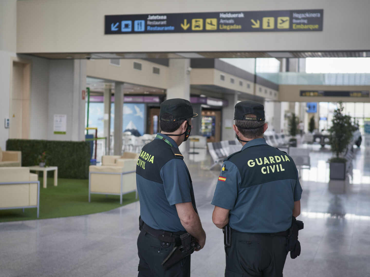 Una pareja de guardias civiles, en el aeropuerto de Noain-Pamplona.