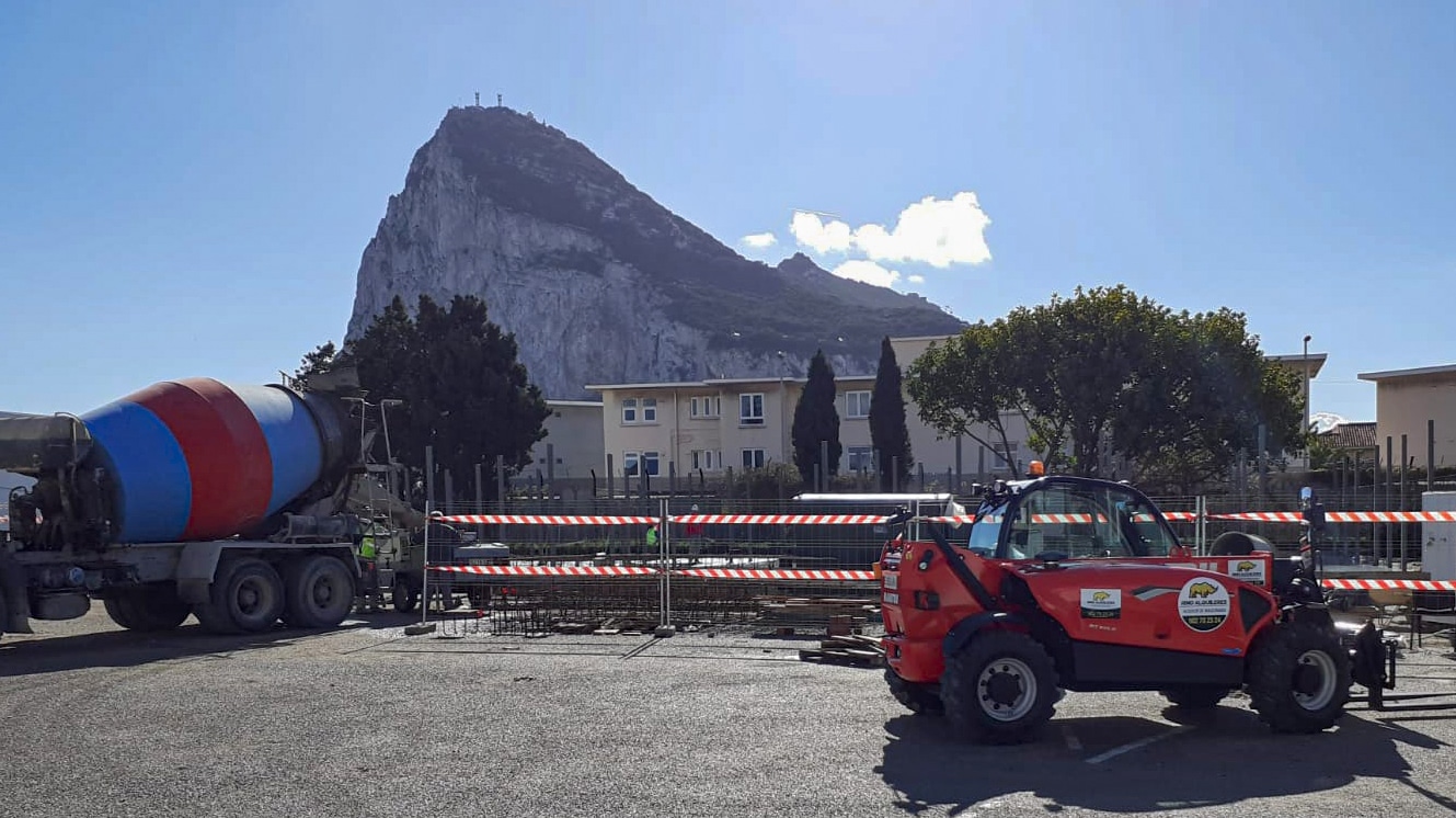 Trabajos en el puesto fronterizo de La Línea (Cádiz) con el peñón al fondo en una imagen tomada este jueves.