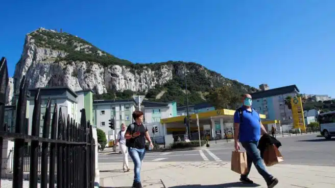 Gibraltar permitirá pasear sin mascarilla, anulará el toque de queda y abrirá bares hasta las dos de la madrugada