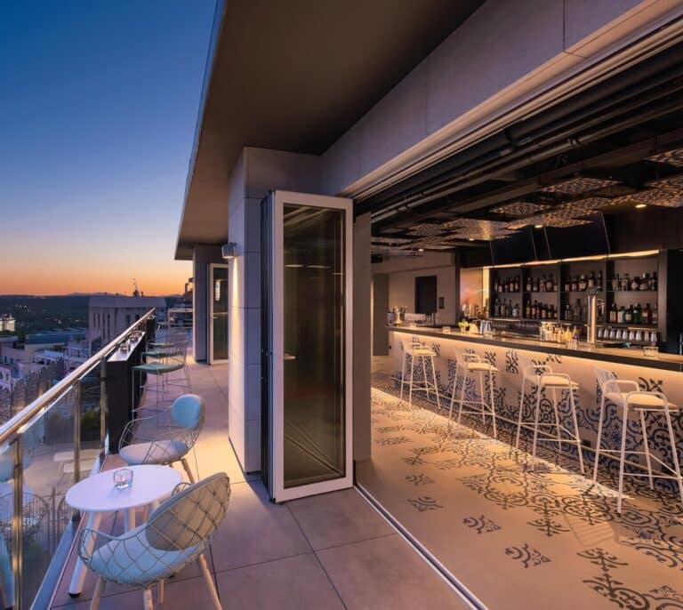 La sugerente oferta de un hotel de la Gran Vía de Madrid: restaurante en terraza con vistas + habitación + desayuno
