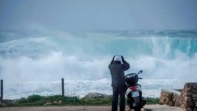 La borrasca 'Bella' deja olas de 11 metros y vientos de 123 km/hora en Asturias