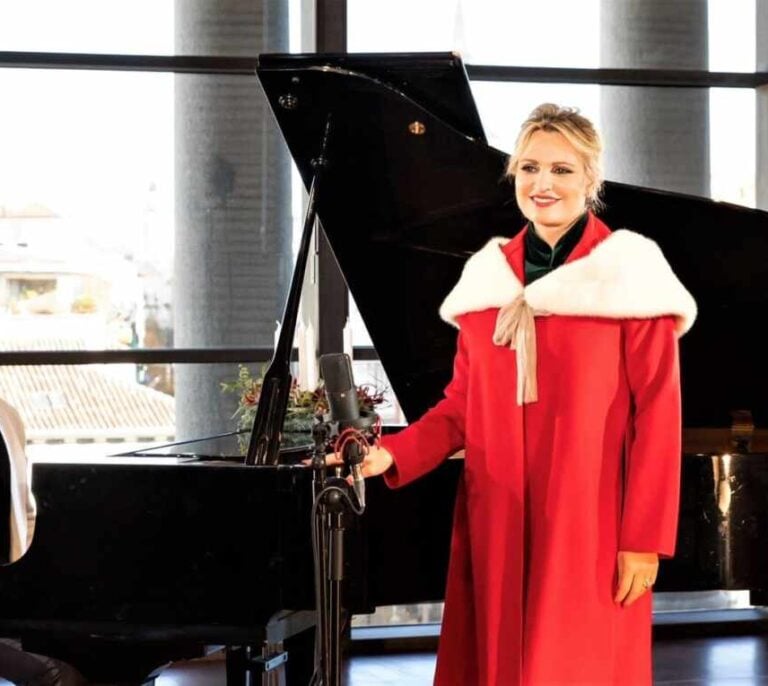 La soprano Ainhoa Arteta apoya con su voz la Campaña de Navidad de Cáritas "Más cerca que nunca"