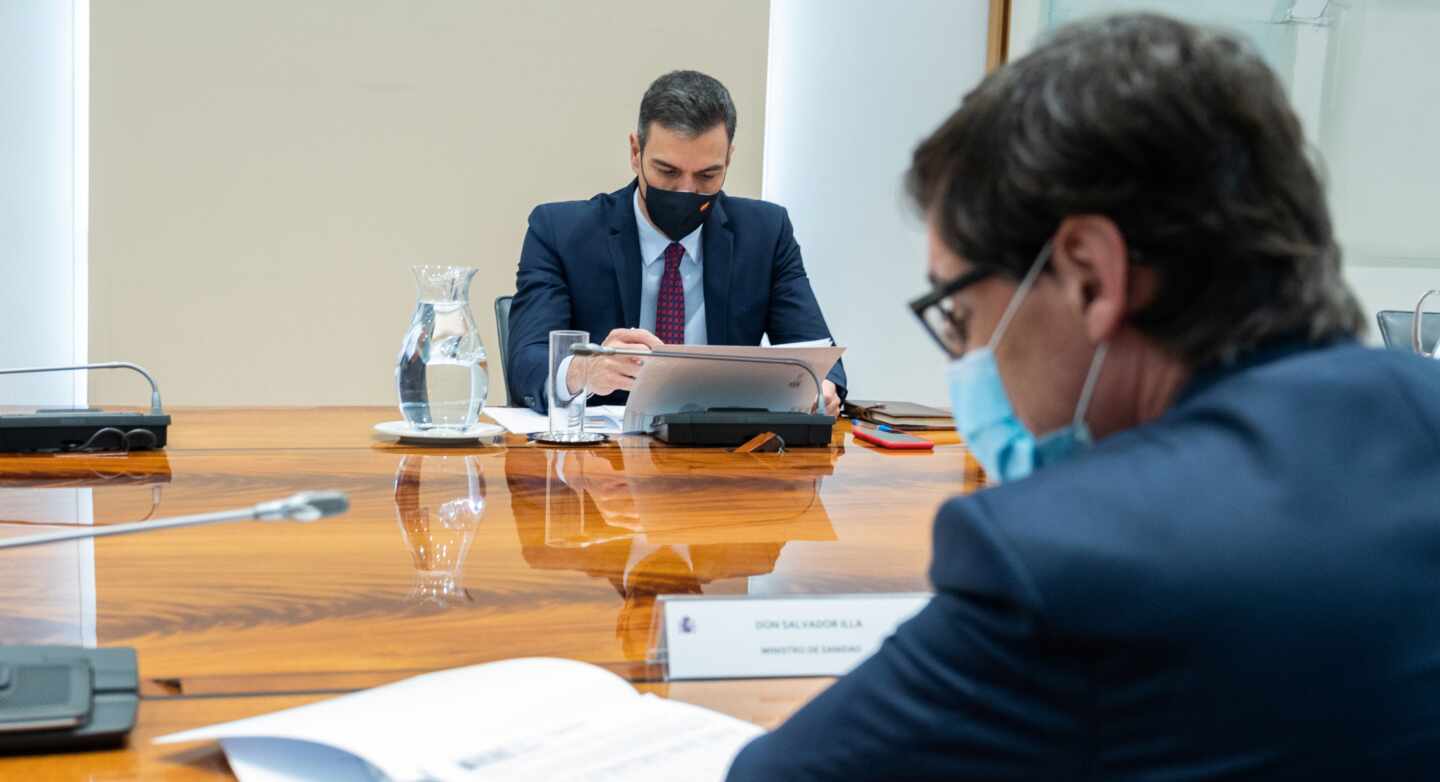 El presidente del Gobierno, Pedro Sánchez, y el ministro Salvador Illa, en una comparecencia pública.