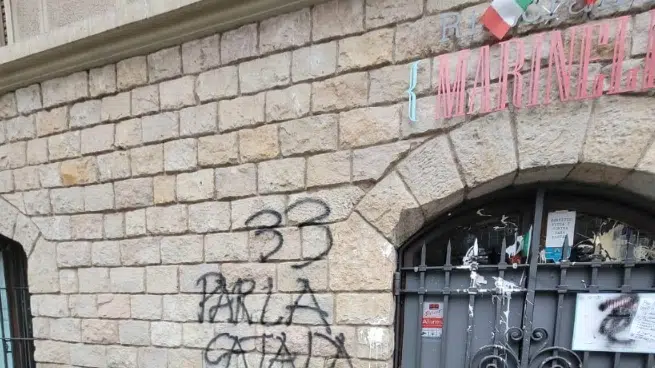 Pintadas y acoso contra una pizzería de Barcelona por atender en español: "Habla catalán o emigra"