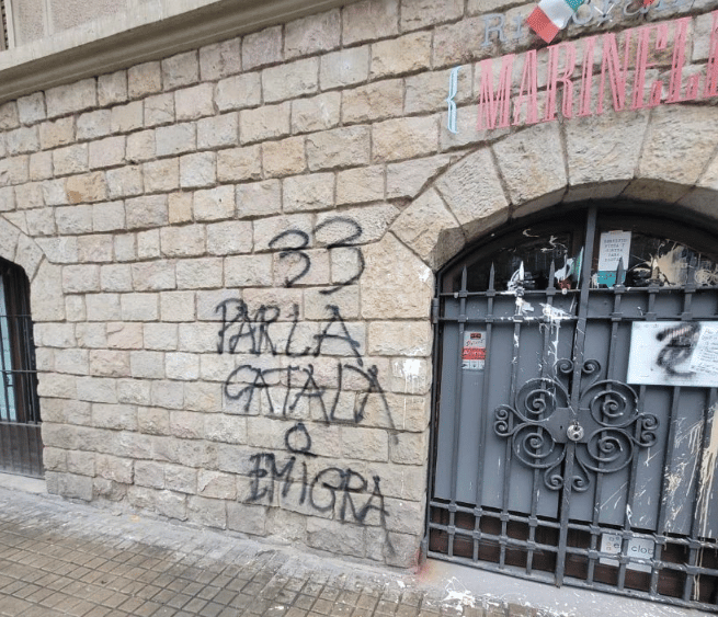 Pintadas y acoso contra una pizzería de Barcelona por atender en español: "Habla catalán o emigra"