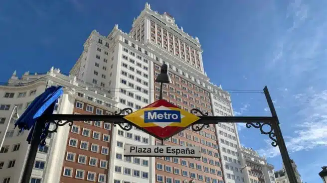 Los rombos de la estación de Metro de Plaza de España, con los colores de la bandera