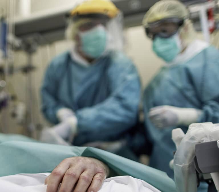 Alerta de los médicos de Madrid por la saturación de las UCI: se necesita el apoyo de otros especialistas