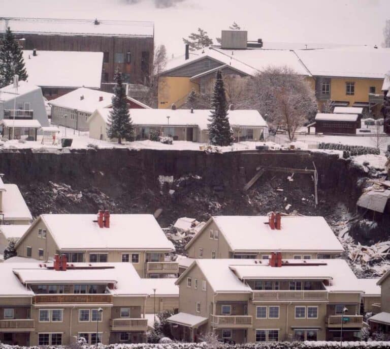VÍDEO | Un corrimiento de tierras 'se traga' varias viviendas y deja 12 desaparecidos en Noruega