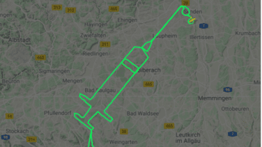 Un piloto dibuja una jeringa en el cielo como recuerdo del inicio de la vacunación contra el Covid-19