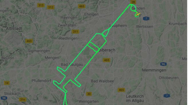 Un piloto dibuja una jeringa en el cielo como recuerdo del inicio de la vacunación contra el Covid-19