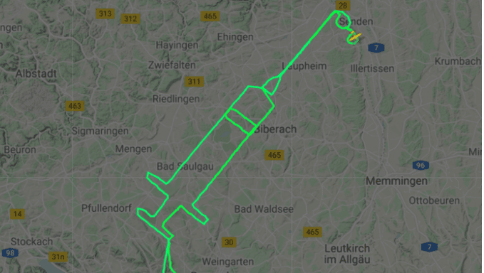 Un piloto dibuja una jeringa en el cielo como recuerdo del inicio de la vacunación contra el Covid-19