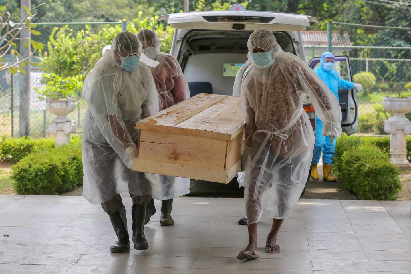 Una joven abre los ojos justo antes de ser embalsamada, la funeraria la había dado por muerta