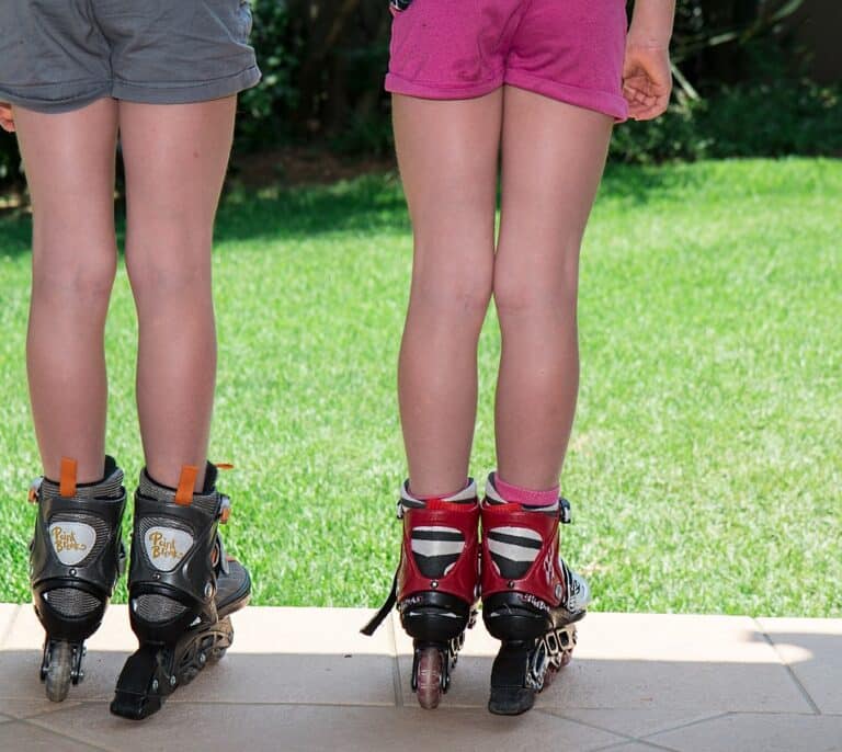 Una madre tatúa a sus gemelos para diferenciarlos, la abuela se confundió con la medicación de uno de ellos