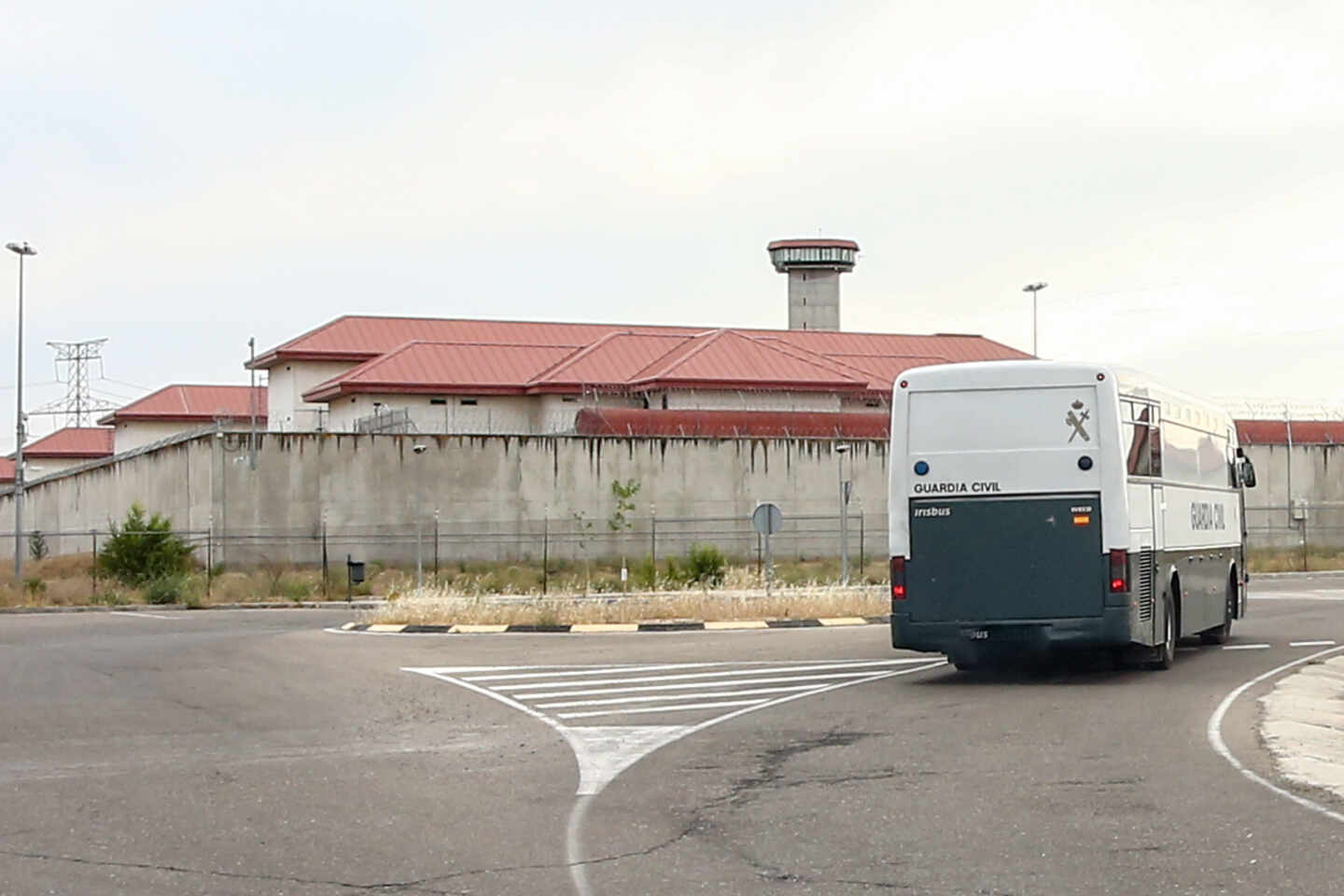 Un furgón de la Guardia Civil traslada a presos a la cárcel de Valdemoro, en Madrid.