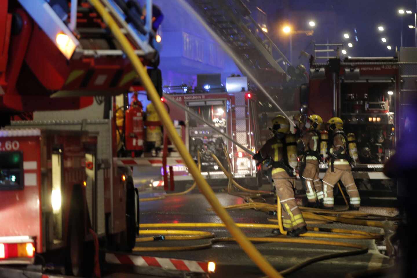 Incendio de una nave 'okupa' en Badalona (Barcelona).