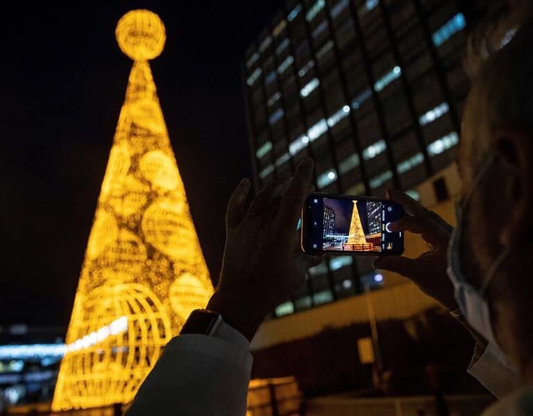 El avance del virus en varias comunidades pone en peligro el plan del Gobierno para la Navidad