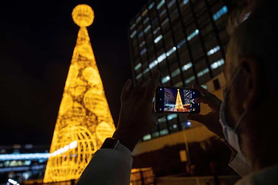 Encendido del árbol de Navidad junto al hospital de La Paz de Madrid.