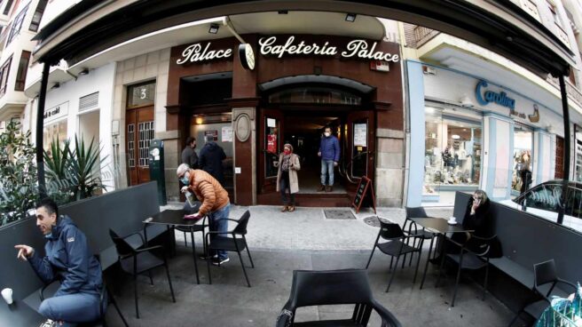 Clientes de una cafetería en Pamplona, Navarra.