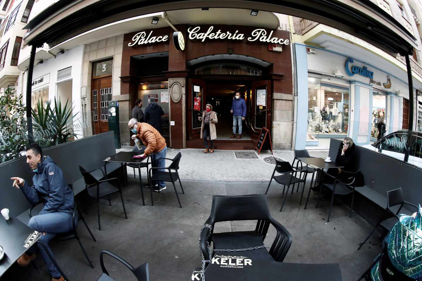 Clientes de una cafetería en Pamplona, Navarra.