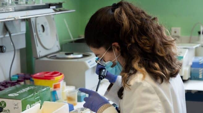 Una investigadora en el laboratorio del CNB-CSIC.