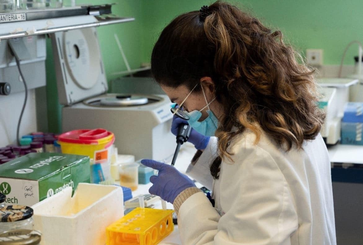 Una investigadora en el laboratorio del CNB-CSIC.