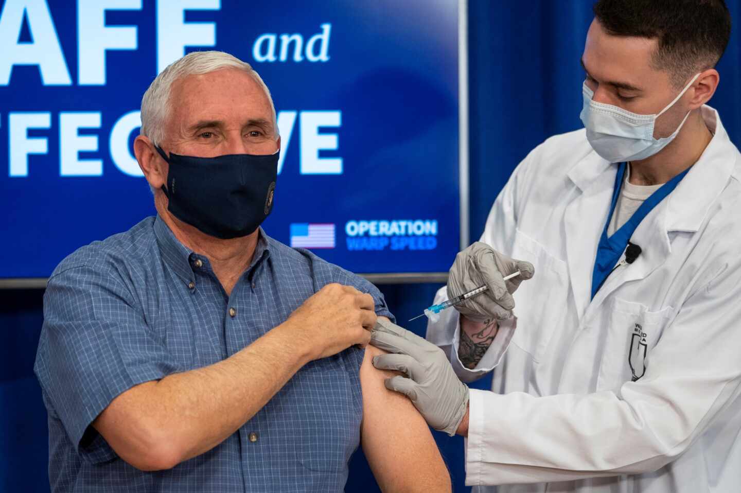 El vicepresidente Mike Pence recibe la vacuna en Washington.