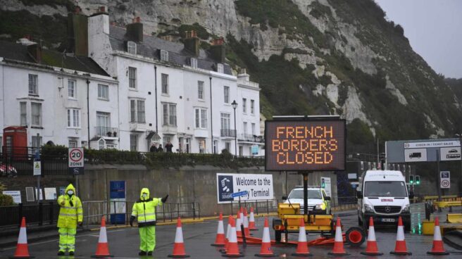 Hasta 10.000 camiones españoles esperan bloqueados en Dover una solución Hasta 10.000 camiones españoles esperan bloqueados en Dover una solución