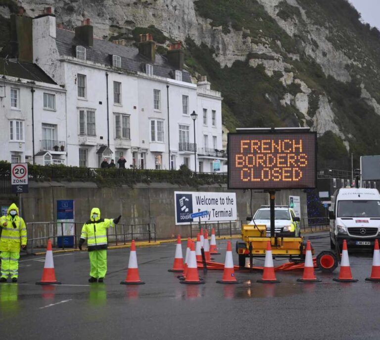 Francia reabrirá fronteras a medianoche y exigirá una PCR negativa para regresar de Reino Unido