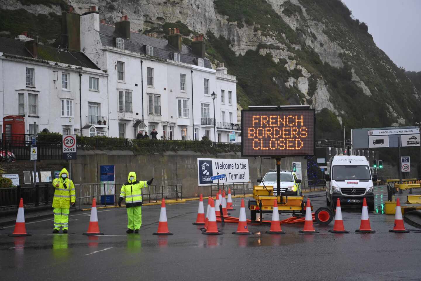 Hasta 10.000 camiones españoles esperan bloqueados en Dover una solución