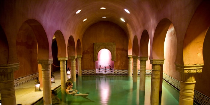 Balneario de baños árabes en Granada.