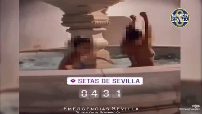 Multadas por bañarse en bikini en pleno diciembre en una fuente pública en Sevilla