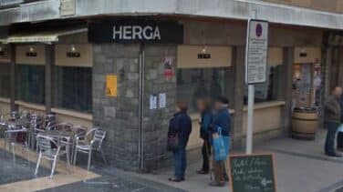 Un hostelero se encierra en su bar porque no le dejan abrir