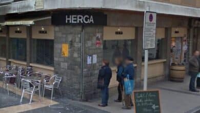 Un hostelero se encierra en su bar porque no le dejan abrir