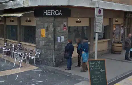 Un hostelero se encierra en su bar porque no le dejan abrir