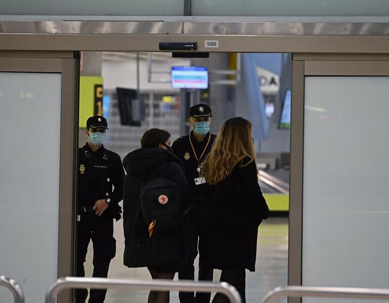El primer caso de variante brasileña en España llegó el viernes a Barajas con PCR negativa
