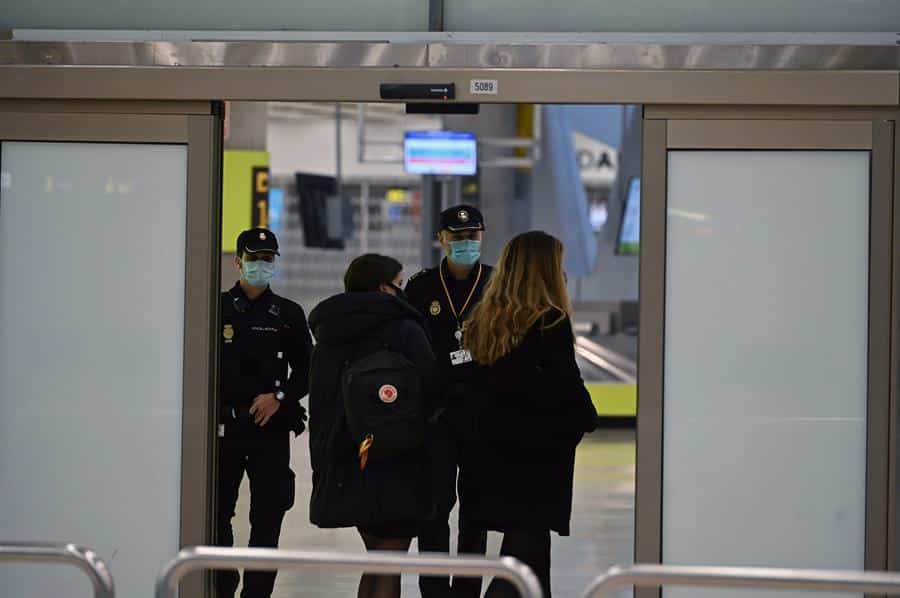 Varios pasajeros, este lunes en el Aeropuerto Adolfo Suárez Madrid-Barajas.