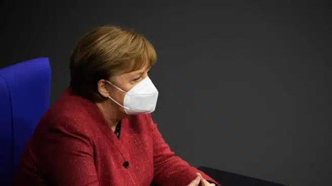 Una emocionada Merkel pide "de corazón" que se acepten medidas más duras esta Navidad